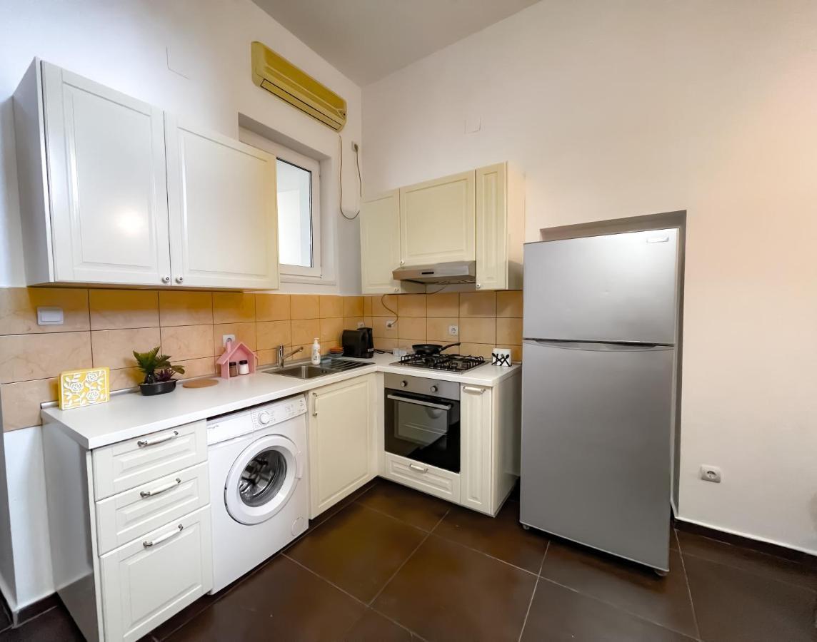 Cool Flat With Hot Tub In The Old Town Daire Bükreş Dış mekan fotoğraf