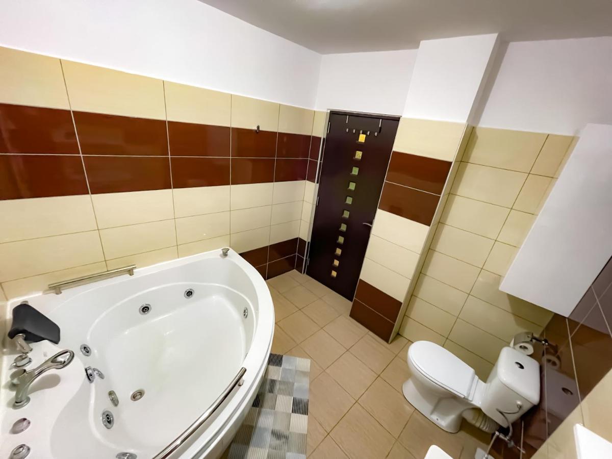 Cool Flat With Hot Tub In The Old Town Daire Bükreş Dış mekan fotoğraf