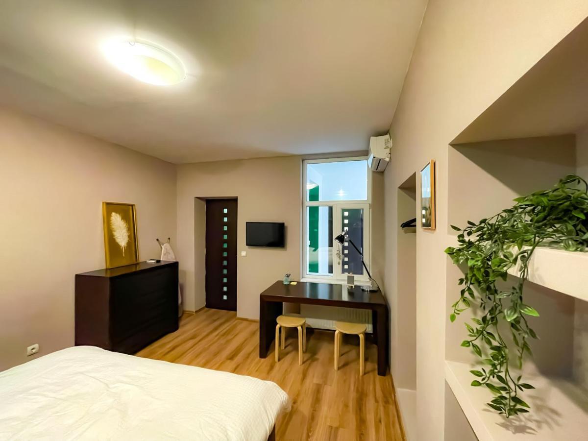Cool Flat With Hot Tub In The Old Town Daire Bükreş Dış mekan fotoğraf